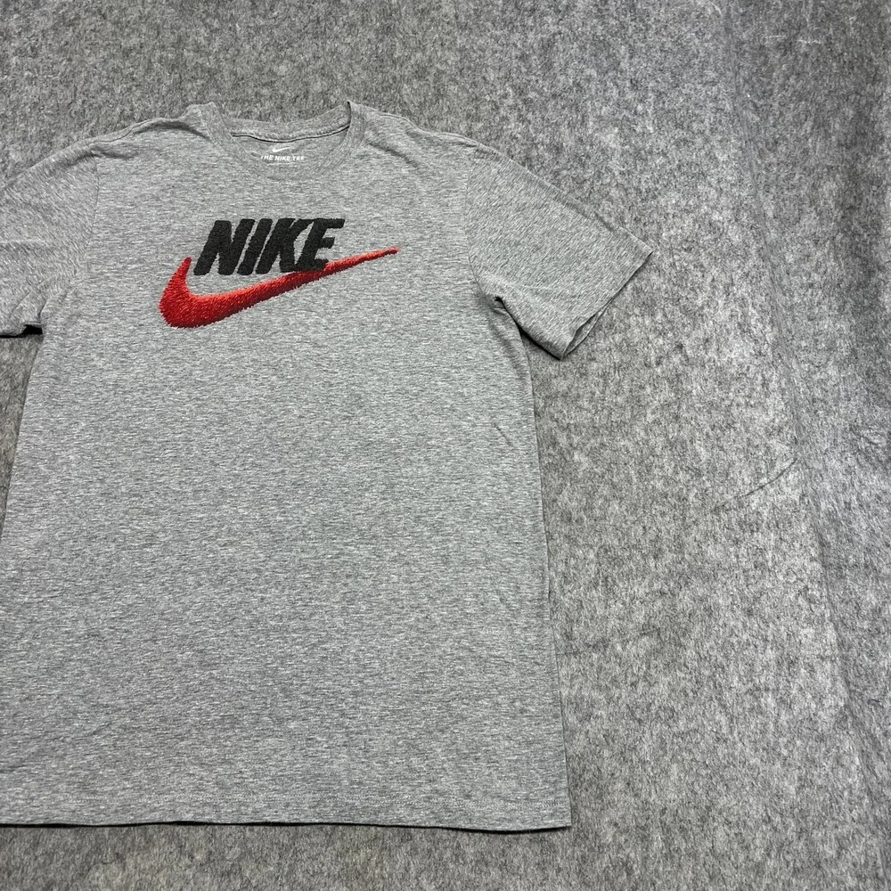 Nike Shirt Mens Medium Gray Red Check Logo The Nike Tee Graphic Casual Sports